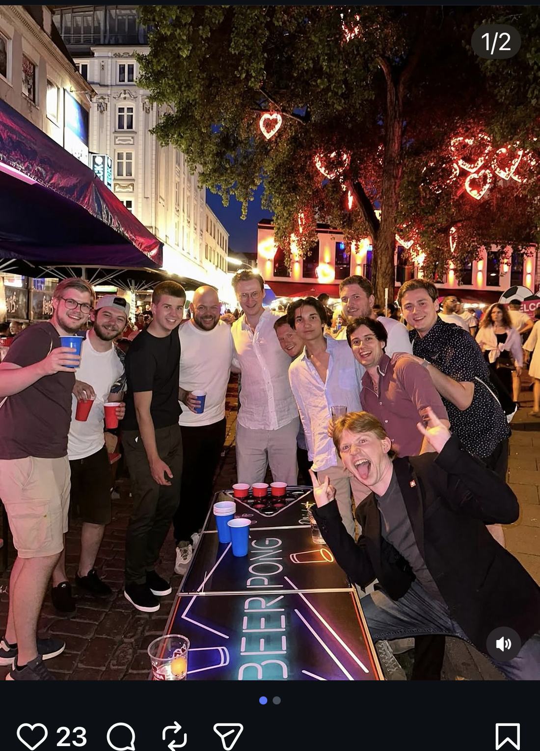 Beer-Pong-Runde bei Nacht auf dem Kiez, London Pub im Hintergrund