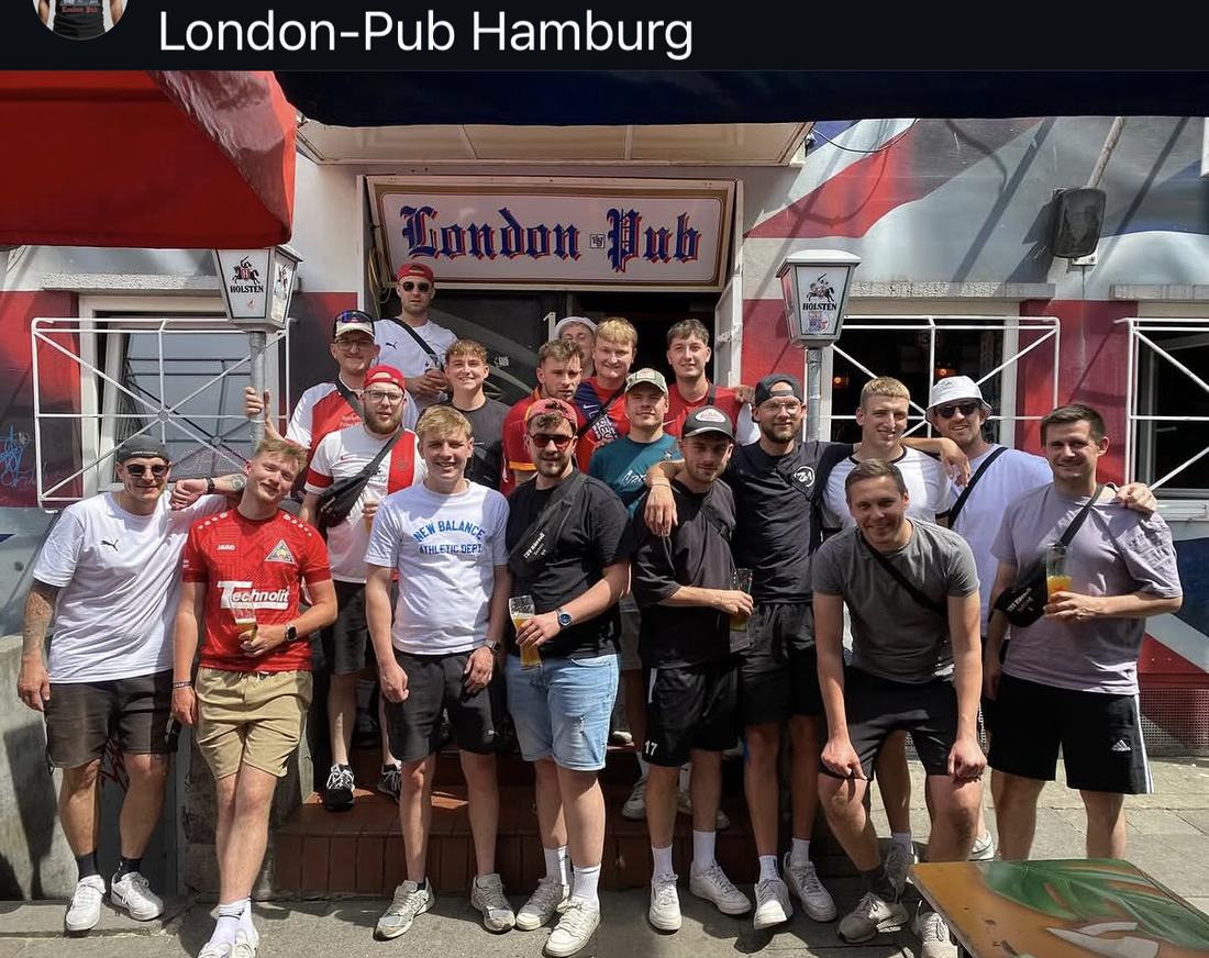 Gäste des London Pub versammelt vor der Union-Jack-Fassade am Hans-Albers-Platz