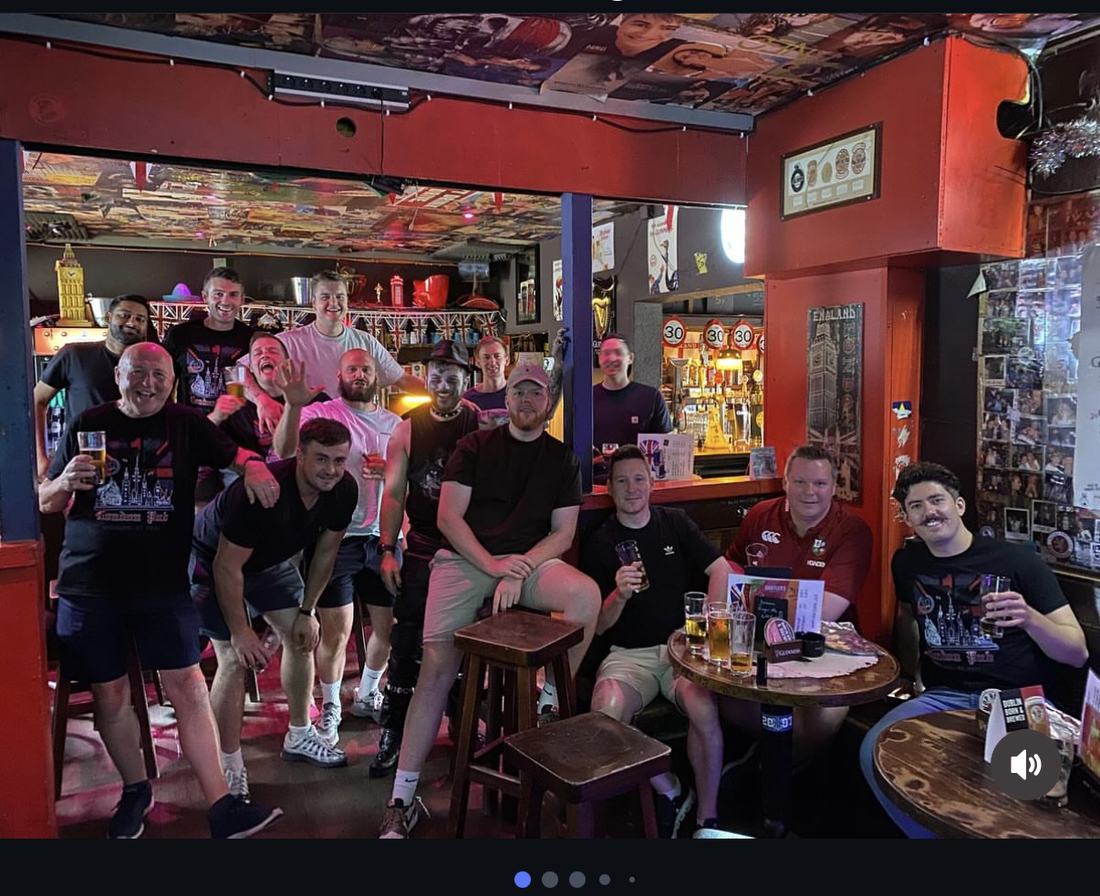 Gäste an der Bar unter der Union-Jack-Deckendekoration im London Pub
