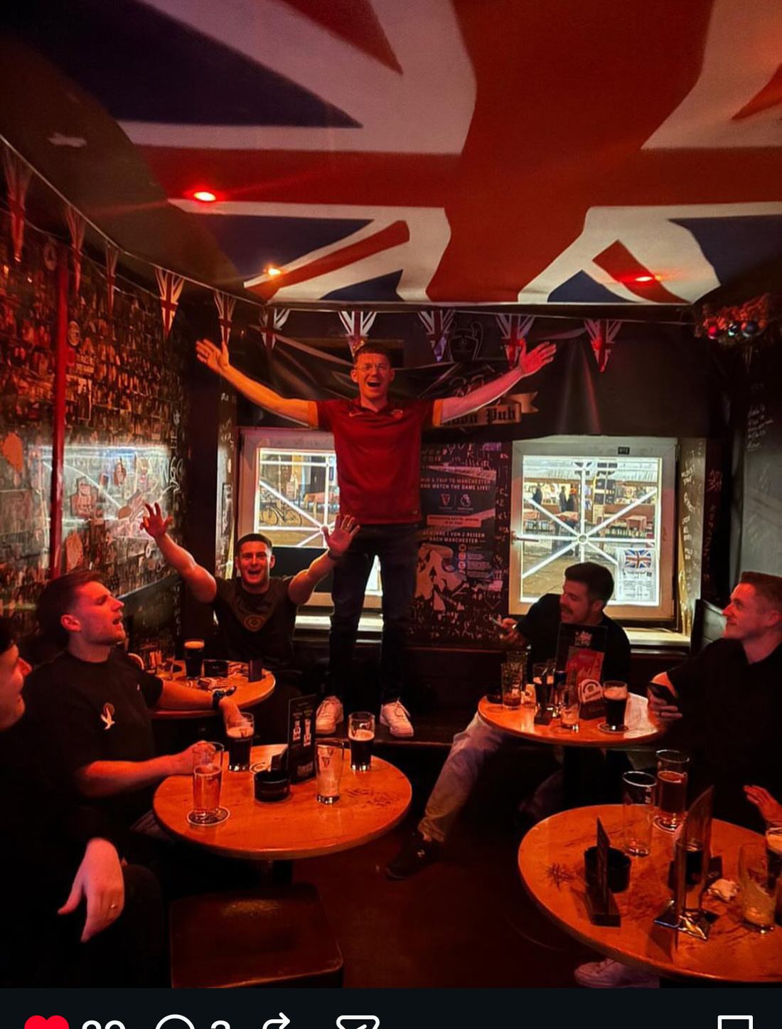 Ausgelassene Stimmung unter der Union-Jack-Decke im London Pub