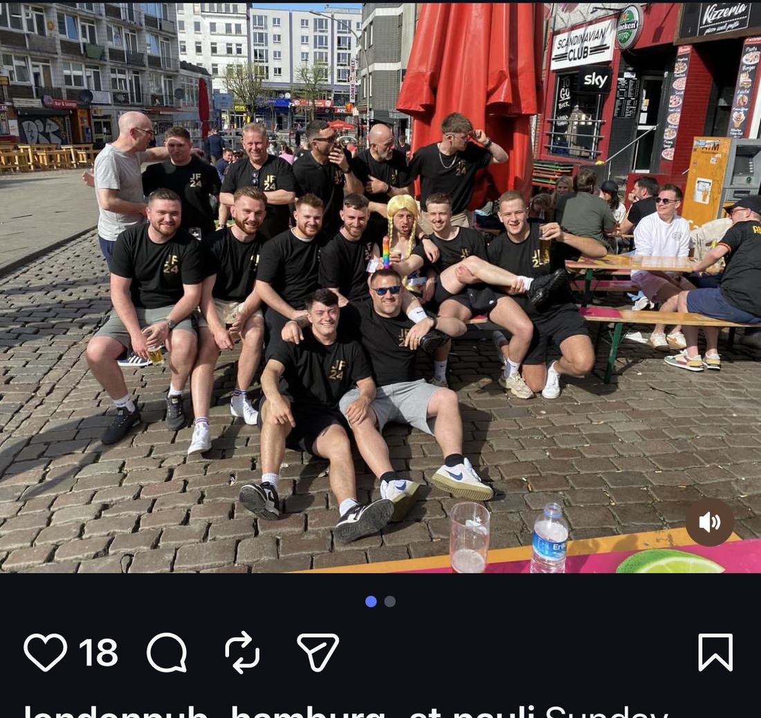 Gästegruppe auf dem Hans-Albers-Platz vor dem London Pub